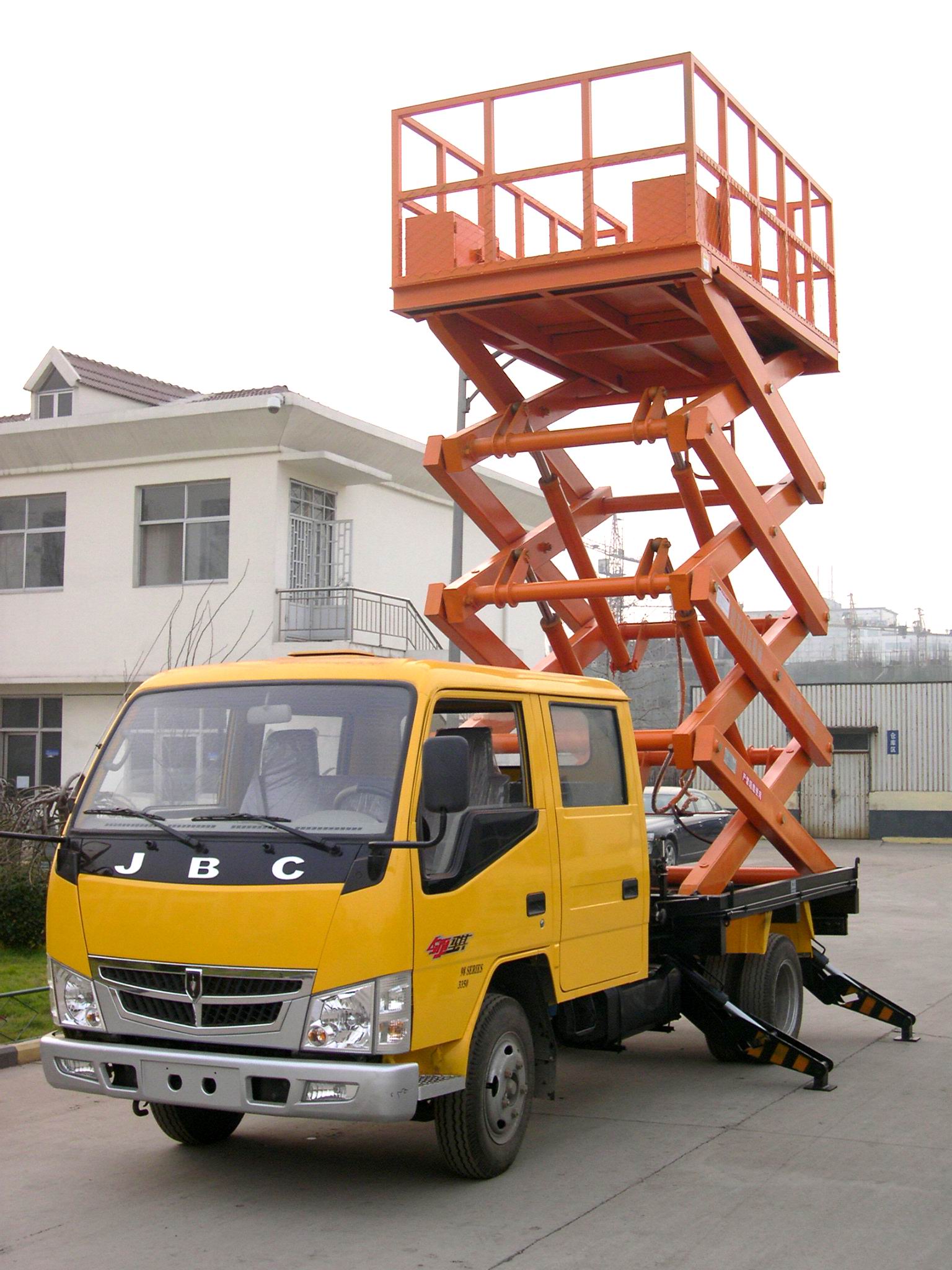 车载剪叉式高空作业平台